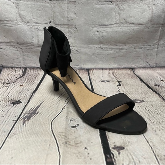 Moda Spana black kitten heels size 7.5